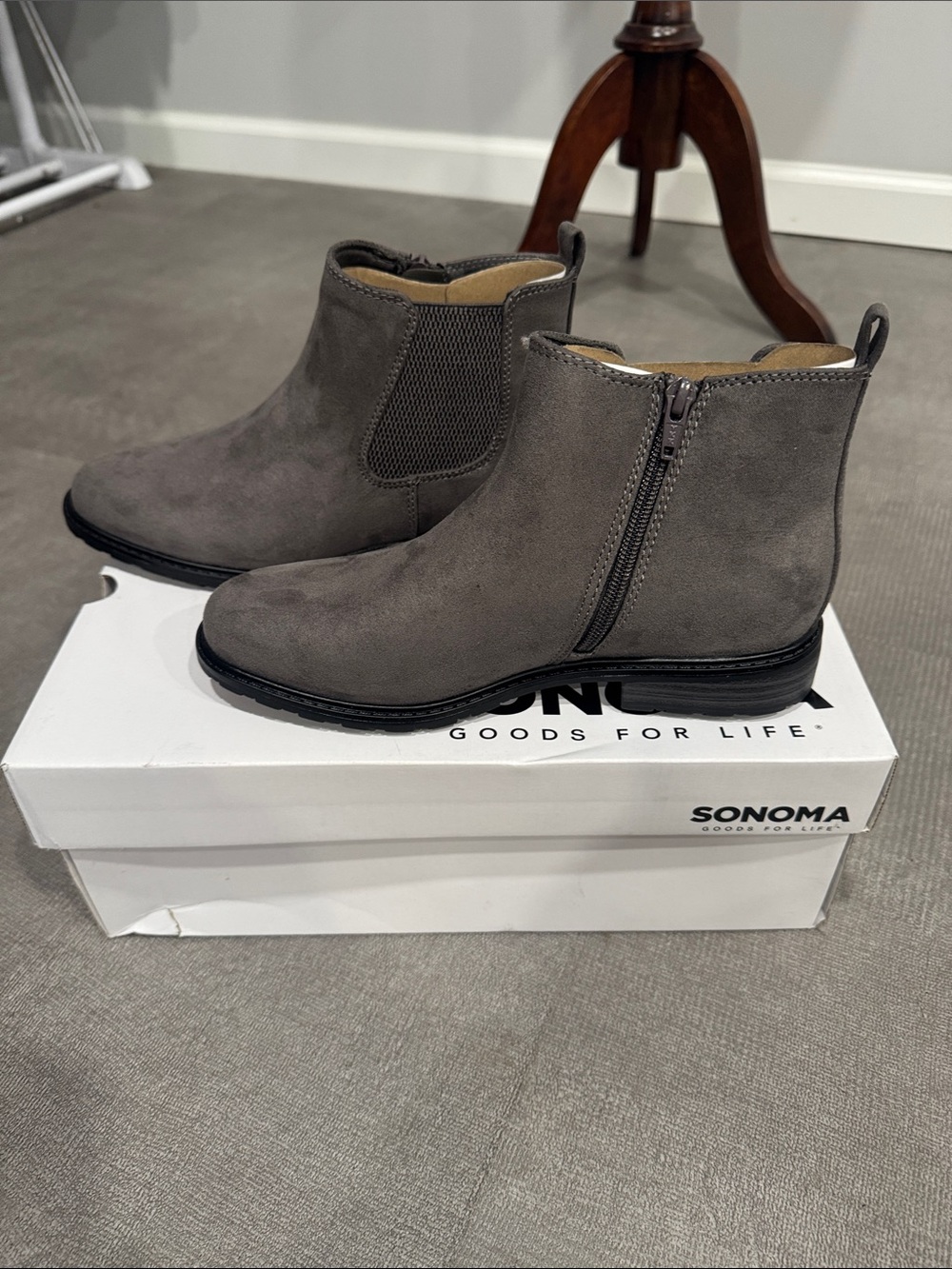 Sonomas Gray Suede Chelsea Boots - Sleek Side-Zip Design Size 7.5 - Picture 6 of 6